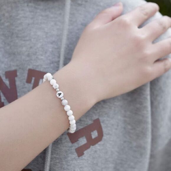 Initial A natural howlite stone stretch bracelet - Picture 5 of 5